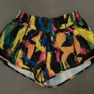 Lululemon Hotty Hot Low Rise 2.5" Shorts - Undertone Black Multi - Like New!
